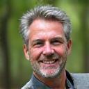 Portretul lui Marius Ionescu, un coach de mindfulness, calm și încrezător.